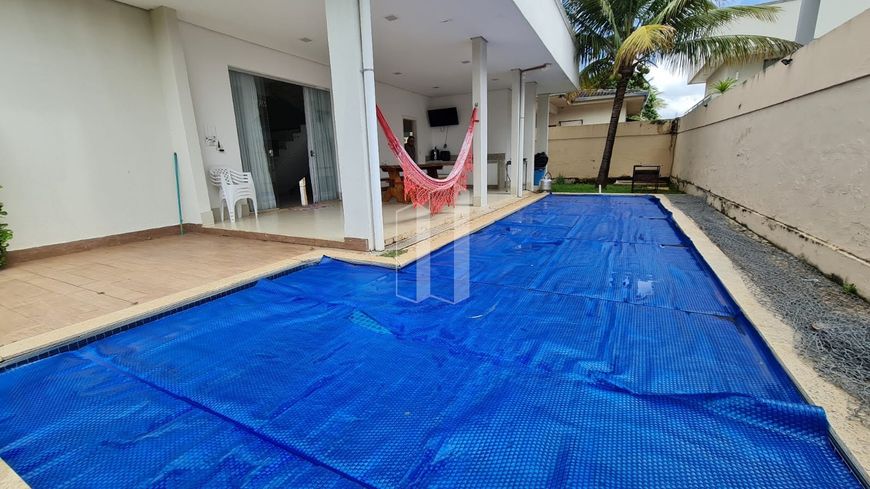 Casa de Condomínio em Jardins Madri - 4 Suítes por R$ 2,4M
