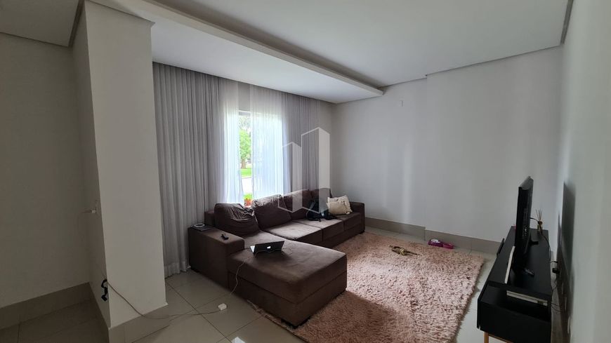 Casa de Condomínio em Jardins Madri - 4 Suítes por R$ 2,4M