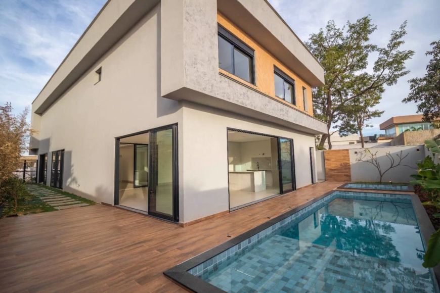 Casa Alto Padrão 5 suítes à venda em condomínio fechado em Goiânia-GO.