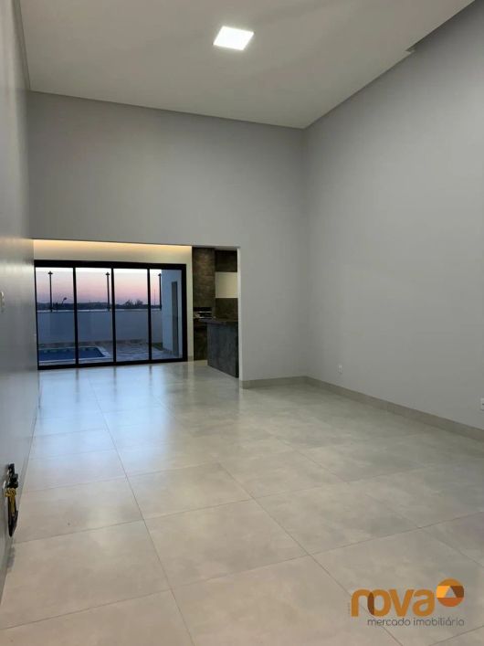 Casa 3 quartos ,com piscina no Res Petropolis