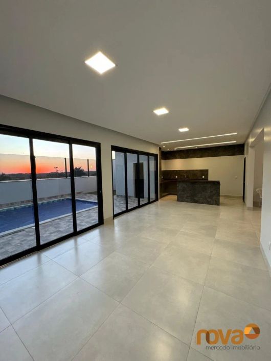 Casa 3 quartos ,com piscina no Res Petropolis