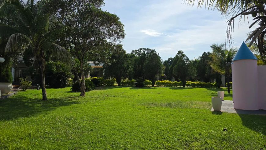 Casa 5 suítes Mobiliada 1088m² e 10.000m² de terreno Mansões Campus Goiânia GO