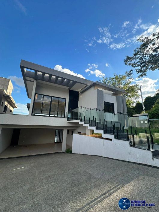 Sobrado no Condomínio Mendanha, Goiânia - 4 Suítes