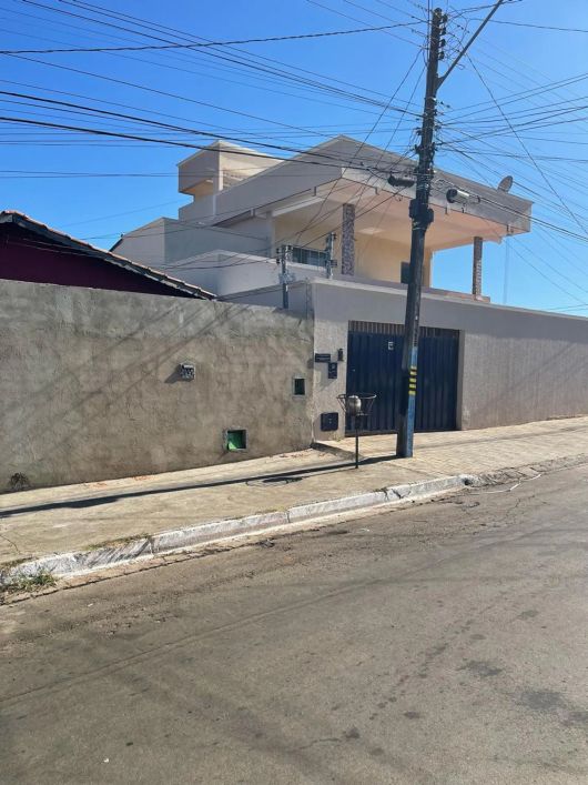 Sobrado Jardim Curitiba Casa de Rua com 5 Quarto(s) e 3 banheiro(s) à Venda, 250 por R$ 650.000 no s