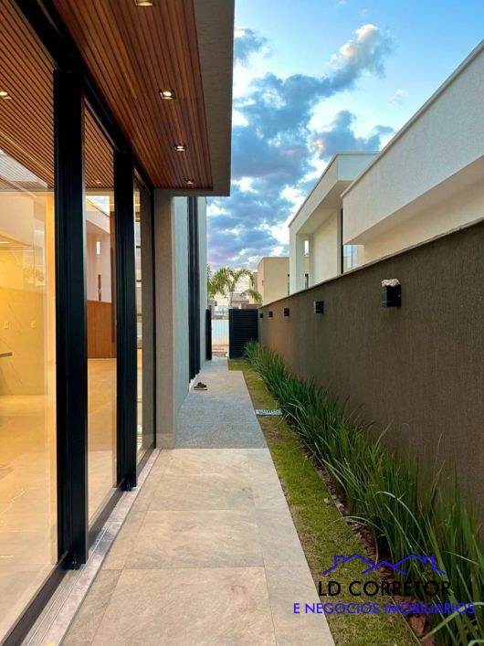 Casa de luxo em condomínio com 4 quartos e 4 suítes no Residencial Goiânia Golfe Clube, Goiânia-GO -