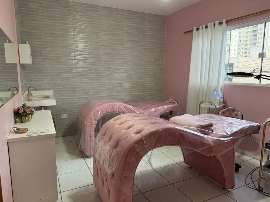 SOBRADO À VENDA COM SALÃO DE BELEZA - PORTEIRA FECHADA