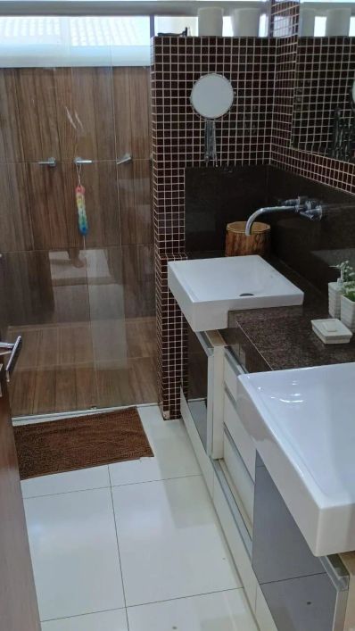 Sobrado para venda possui 300 metros quadrados com 3 quartos em Jardins Madri - Goiânia - GO