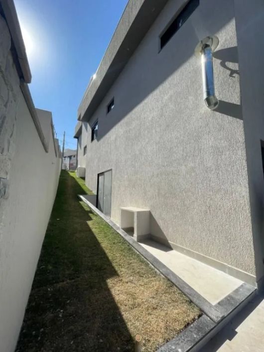 Casa de 319 m² com 03 suítes à venda por R$ 3.200.000 no Condomínio do Lago - Goiânia/GO