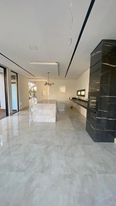 Sobrado 5 Suítes do Residencial Moinho dos Ventos Casa de Rua com 5 Quarto(s) e 6 banheiro(s) à Vend