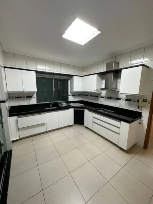 Sobrado de 300 m² com 04 quartos à venda por R$ 1.700.000 no Parque das Amendoeiras - Goiânia