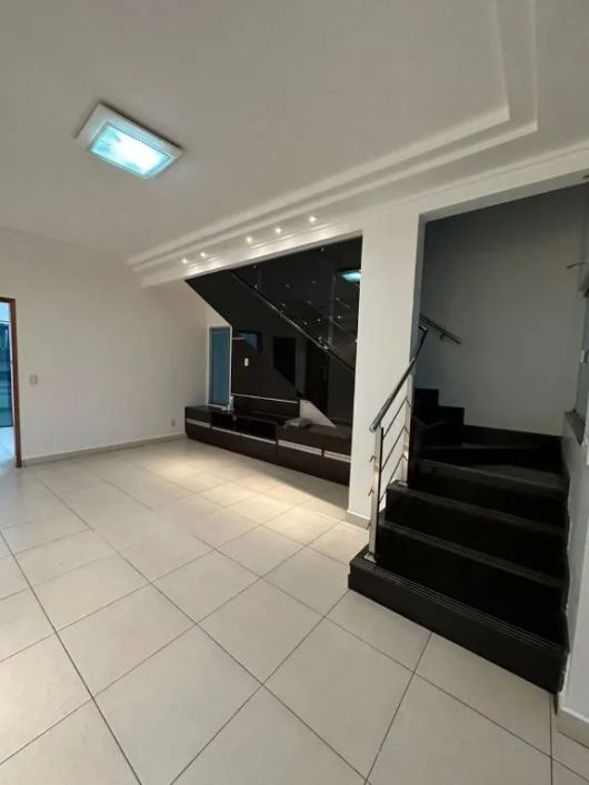 Sobrado de 300 m² com 04 quartos à venda por R$ 1.700.000 no Parque das Amendoeiras - Goiânia