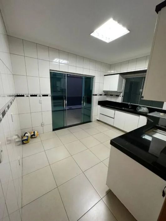 Sobrado de 300 m² com 04 quartos à venda por R$ 1.700.000 no Parque das Amendoeiras - Goiânia