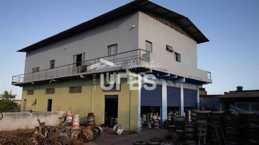 Galpão com Casa residencial de frente para a GO-080