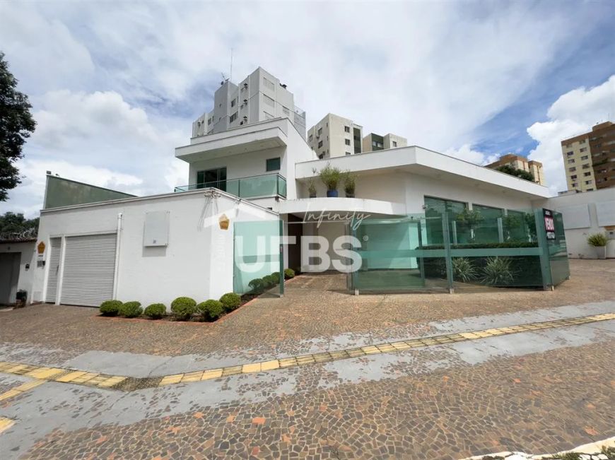 Sobrado comercial com fino acabamento