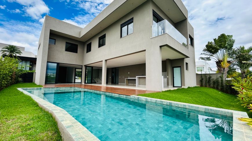 Sobrado para venda tem 470 metros quadrados com 5 quartos
