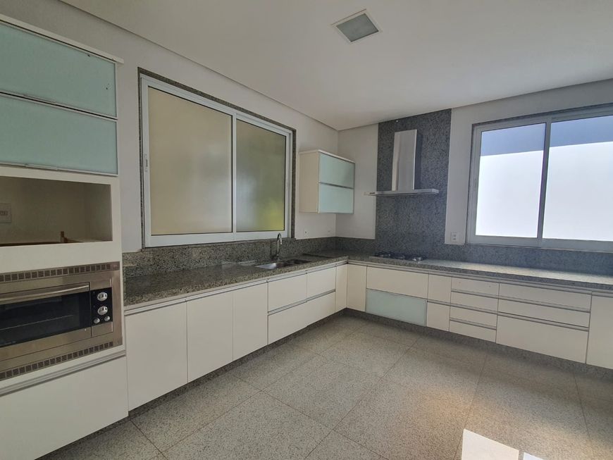 Casa térrea à venda, com 200m2, 3 suítes, no Condomínio Jardins Paris, Goiânia - GO.