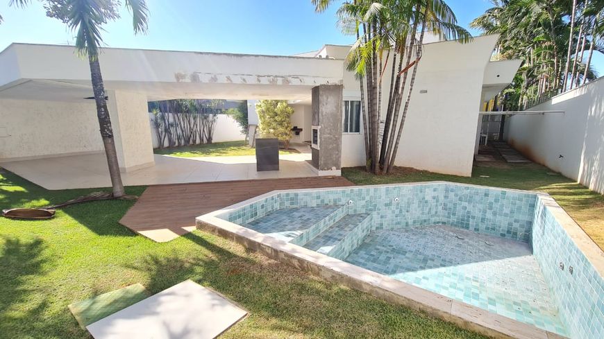 Casa térrea à venda, com 200m2, 3 suítes, no Condomínio Jardins Paris, Goiânia - GO.