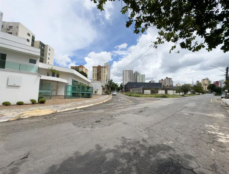 Sobrado comercial com fino acabamento