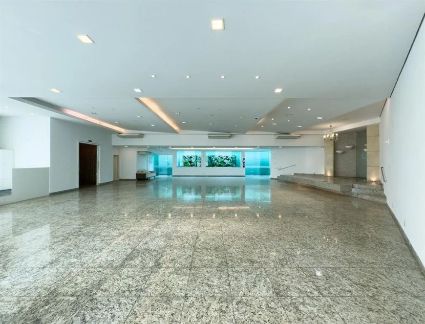 Sobrado comercial com fino acabamento