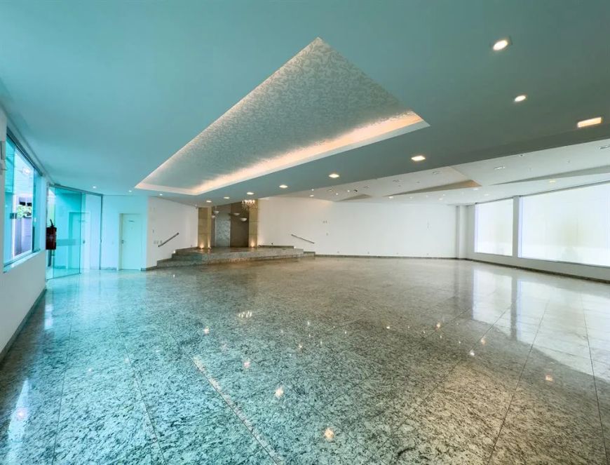 Sobrado comercial com fino acabamento