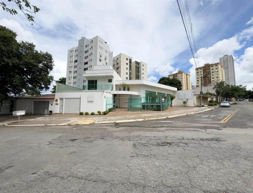 Sobrado comercial com fino acabamento