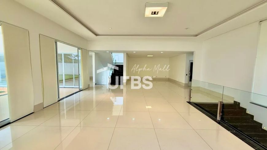 Sobrado para venda possui 569 metros quadrados com 5 quartos