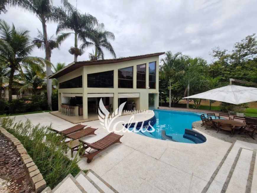 Sobrado com 642m², 5 suítes sendo 01 suíte master c/ closet, piscina no Aldeia do Vale - Goiânia