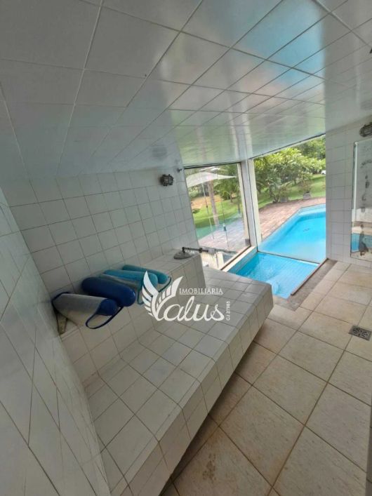 Sobrado com 642m², 5 suítes sendo 01 suíte master c/ closet, piscina no Aldeia do Vale - Goiânia