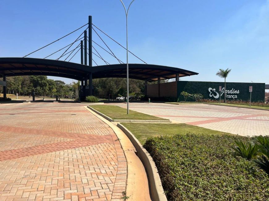 Jardins França!! Lote de 550 m² com boas dimensões: 14 m de frente; 45 m de fundo e 31 m laterais.