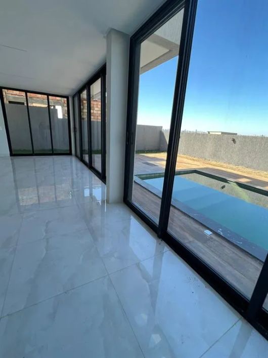 Luxuoso Sobrado com 4 Suítes e Vista Infinita no Portal do Sol Mendanha