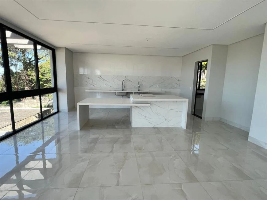Luxuoso Sobrado com 4 Suítes e Vista Infinita no Portal do Sol Mendanha