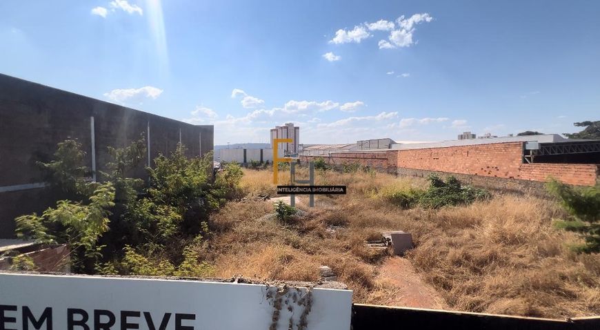 LOTE NO PARQUE OESTE INDUSTRIAL I 2.300M²