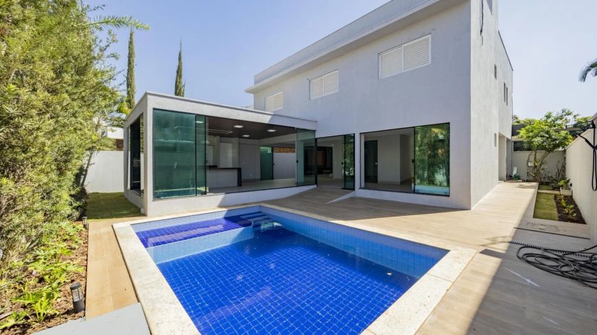 Sobrado à venda com 417 m² em condomínio fechado no Residencial Granville.