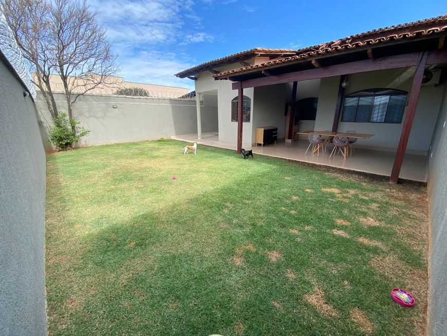 Casa a venda de 200m² com 3 quartos, com piscina - Jardim das Esmeraldas