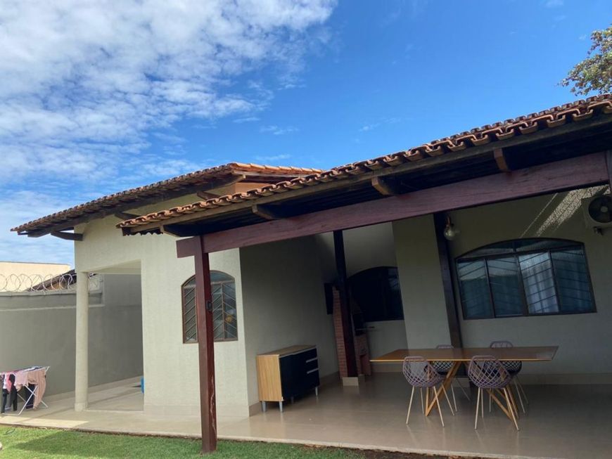 Casa a venda de 200m² com 3 quartos, com piscina - Jardim das Esmeraldas