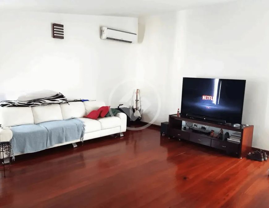 Sobrado no Setor Santa Genoveva, com 4 quartos sendo 2 suítes e 1 master com closet e banheira. codi