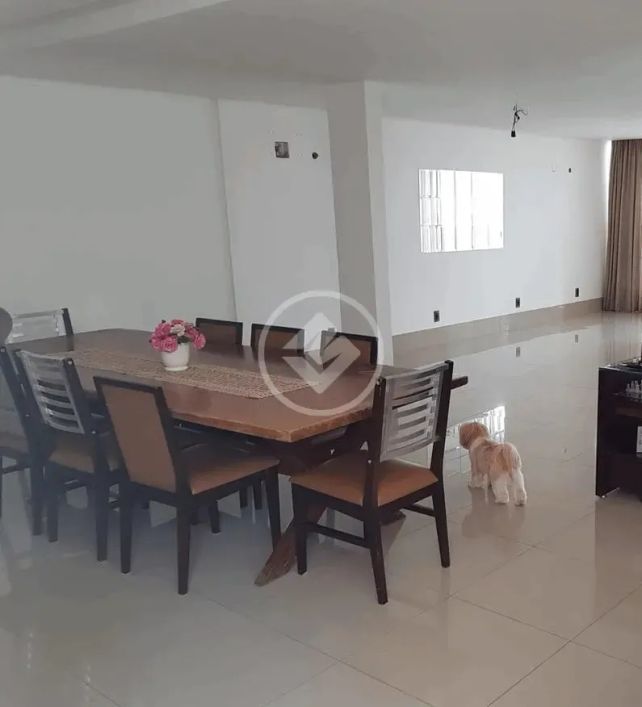 Sobrado no Setor Santa Genoveva, com 4 quartos sendo 2 suítes e 1 master com closet e banheira. codi