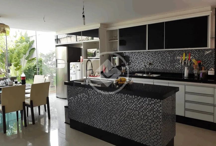 Sobrado no Setor Santa Genoveva, com 4 quartos sendo 2 suítes e 1 master com closet e banheira. codi