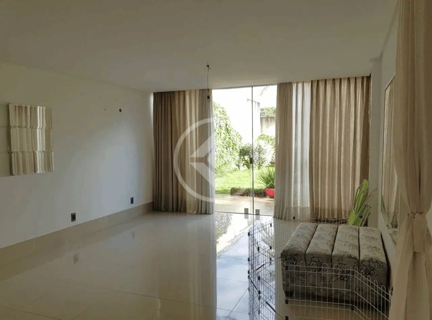 Sobrado no Setor Santa Genoveva, com 4 quartos sendo 2 suítes e 1 master com closet e banheira. codi