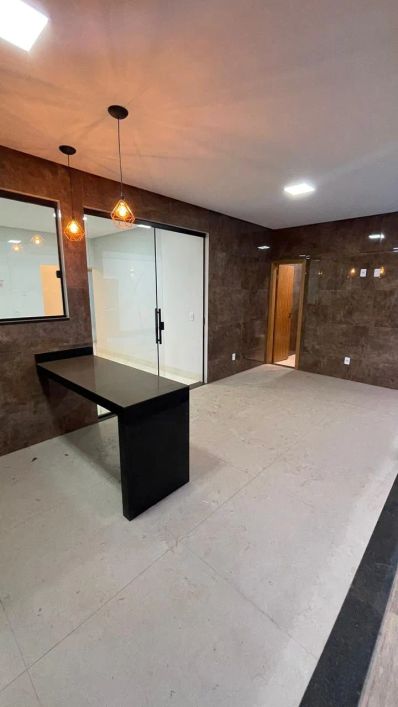 PISCINA COM HIDROMASSAGEM. LOTE ENORME. QUINTAL GRAMADO. PISO PORCELANATO.