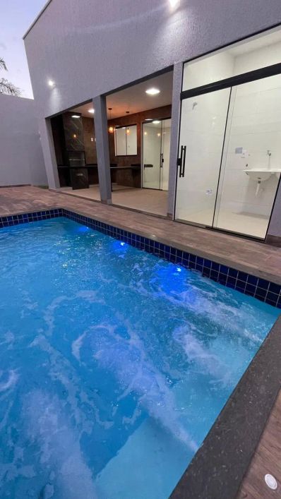 PISCINA COM HIDROMASSAGEM. LOTE ENORME. QUINTAL GRAMADO. PISO PORCELANATO.
