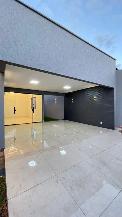 PISCINA COM HIDROMASSAGEM. LOTE ENORME. QUINTAL GRAMADO. PISO PORCELANATO.