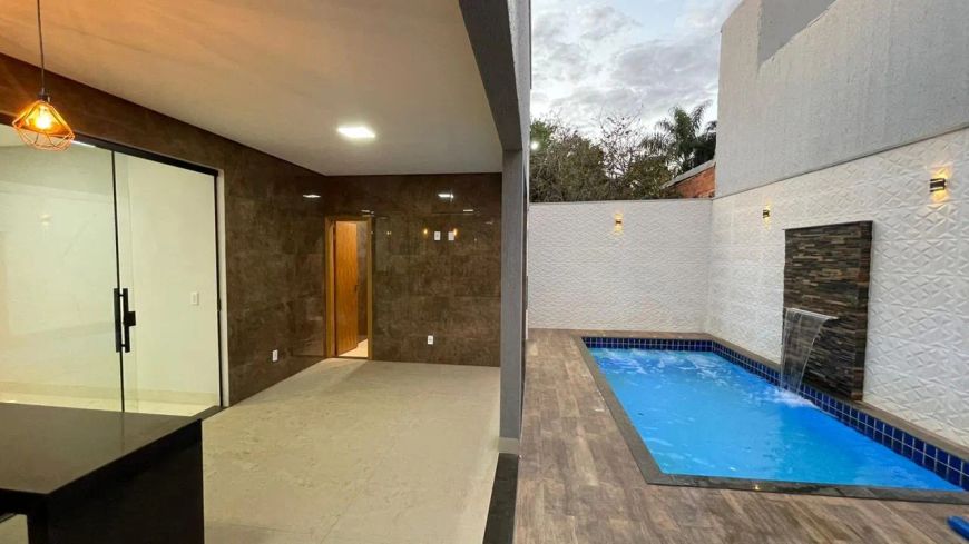 PISCINA COM HIDROMASSAGEM. LOTE ENORME. QUINTAL GRAMADO. PISO PORCELANATO.