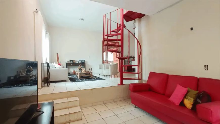 REF: Office629 Casa de esquina com 4 quartos. Área total de 440m² com 250m² de área construída, à ve