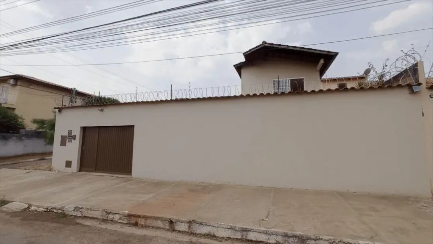 REF: Office629 Casa de esquina com 4 quartos. Área total de 440m² com 250m² de área construída, à ve