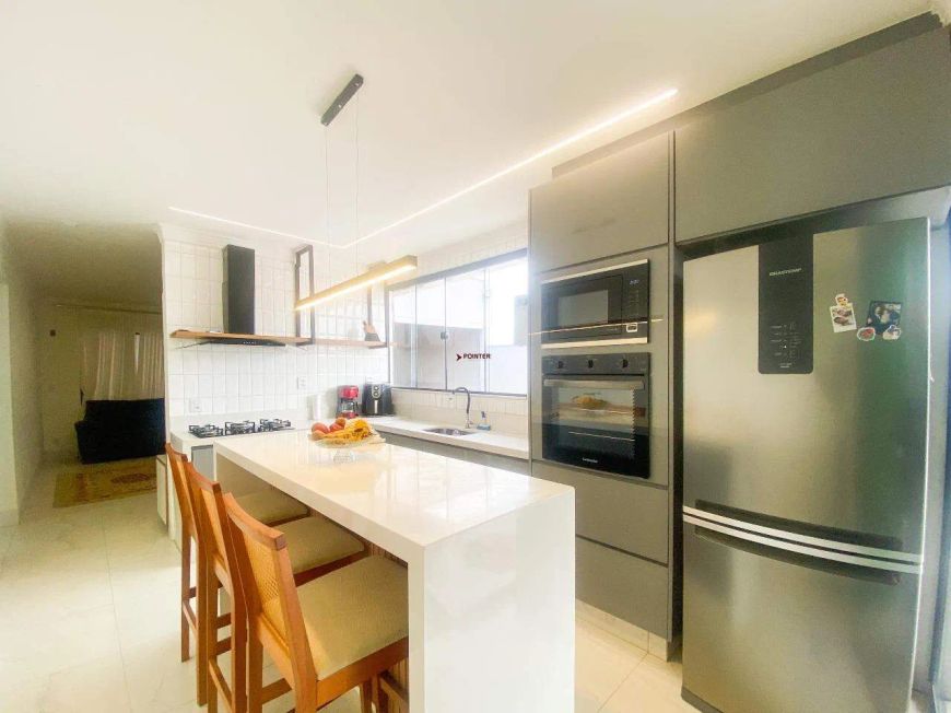 Casa de 3 quartos com suíte, cozinha completa em armários toda reformada, sozinha no lote na região