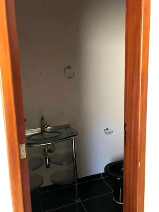 Sobrado para venda possui 200 metros quadrados com 4 quartos