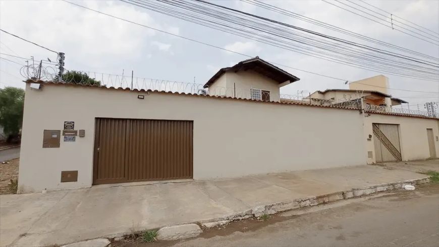 REF: Office629 Casa de esquina com 4 quartos. Área total de 440m² com 250m² de área construída, à ve