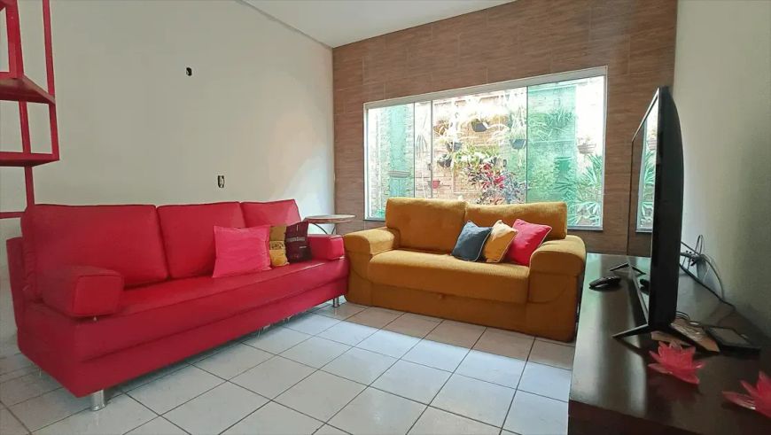 REF: Office629 Casa de esquina com 4 quartos. Área total de 440m² com 250m² de área construída, à ve