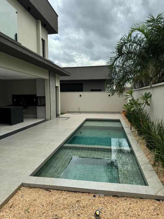 SOBRADO ALTO PADRAO CONDOMINIO DO LAGO Casa em Condomínio com 4 Quarto(s) e 2 banheiro(s) à Venda, 2